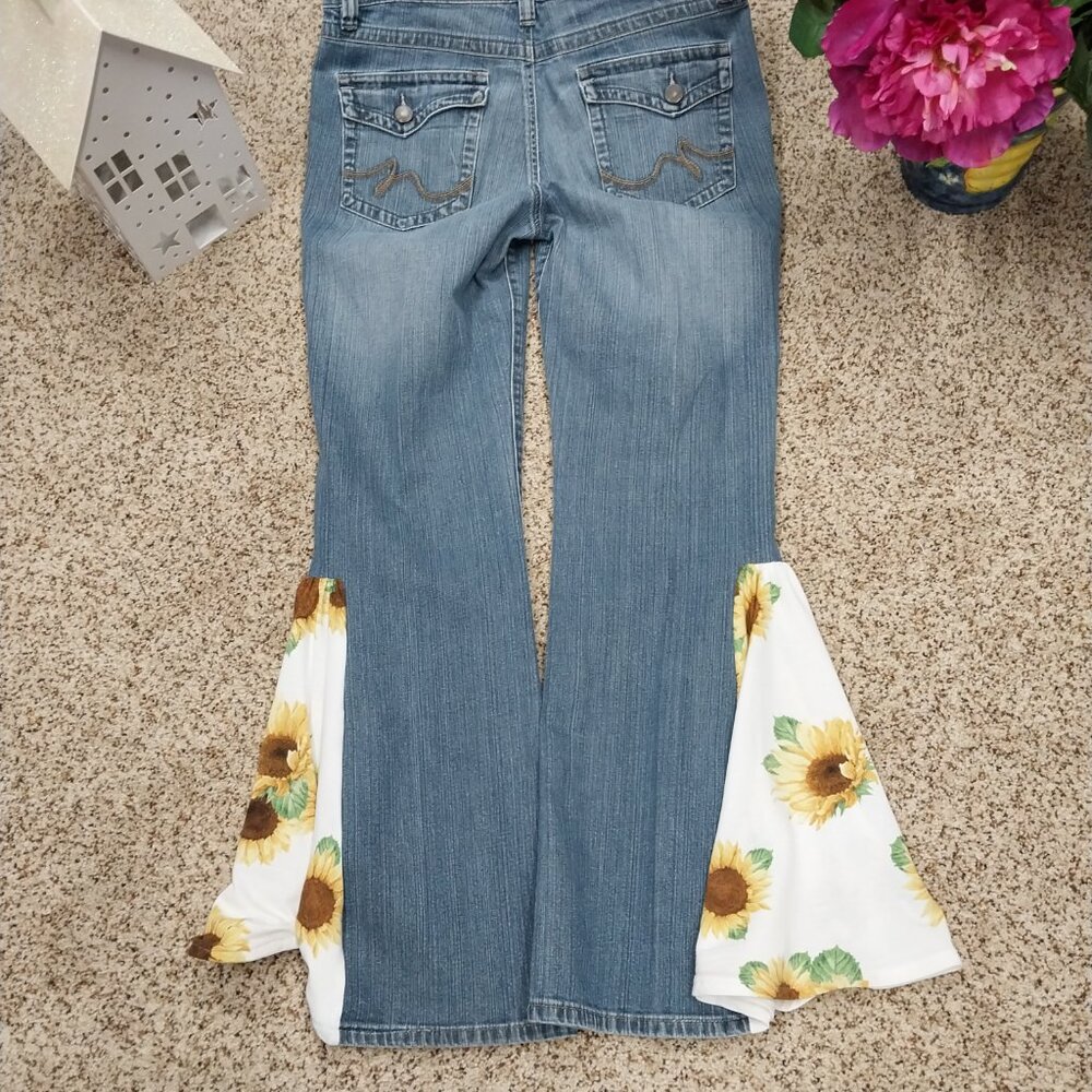 3350 Size 10 Momento Upcycled Bell Bottoms in Yellow and Brown Sun Flowers. - Picture 5 of 6